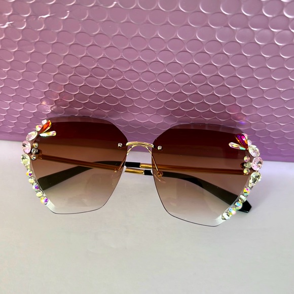 UV400 Rhinestone Deluxe Sunglasses - Picture 3 of 17